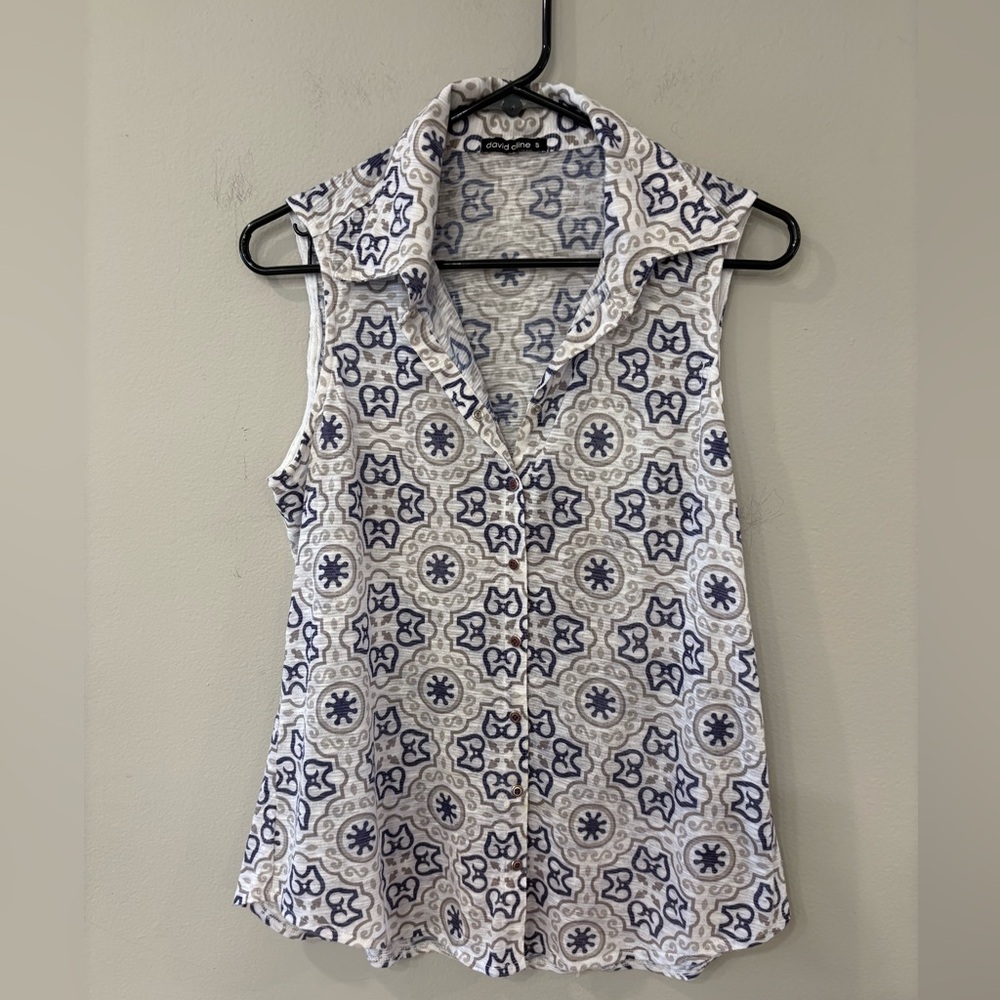 David Cline Small Sleeveless Button-Down Top w Navy, Tan & White Medallion Print